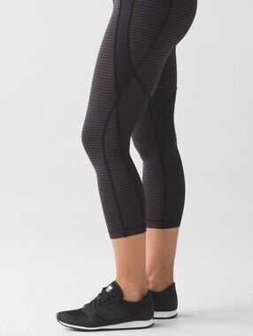 EUC Lululemon Conduit Crop Black SIZE 6 19"